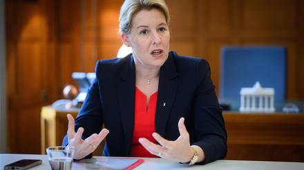 Wirtschaftssenatorin Franziska Giffey (SPD) hat noch nicht endgültig entschieden, ob sie bei der Spitzenkandidatur ins Rennen gehen will. 
