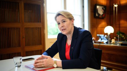 Wirtschaftssenatorin Franziska Giffey (SPD) hat noch nicht endgültig entschieden, ob sie bei der Spitzenkandidatur ins Rennen gehen will. 