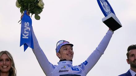 Florian Lipowitz jubelt auf dem Podium in Paris über seinen dritten Platz bei der Tour de France. 