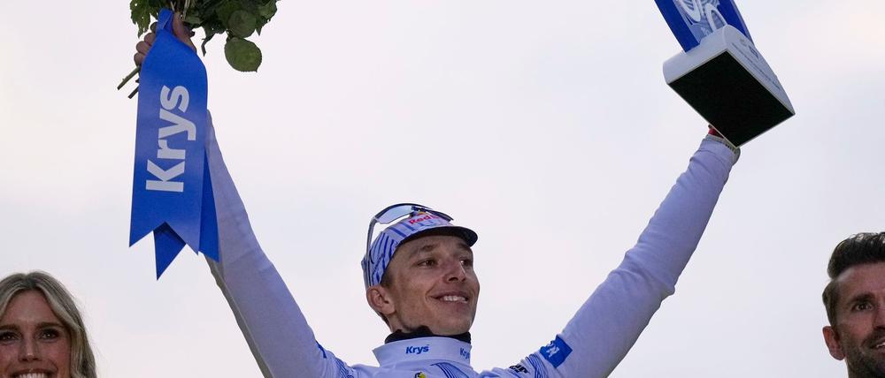 Florian Lipowitz jubelt auf dem Podium in Paris über seinen dritten Platz bei der Tour de France.