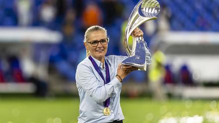 Da ist das Ding - mal wieder: Sarina Wiegman freut sich über ihren dritten EM-Titel.