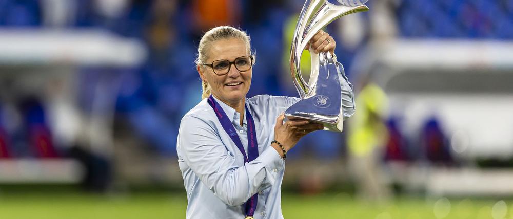 Da ist das Ding - mal wieder: Sarina Wiegman freut sich über ihren dritten EM-Titel.