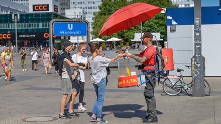 Grillwalker, Alexanderplatz, Mitte, Berlin, Deutschland *** Grillwalker Alexanderplatz Mitte Berlin Germany  