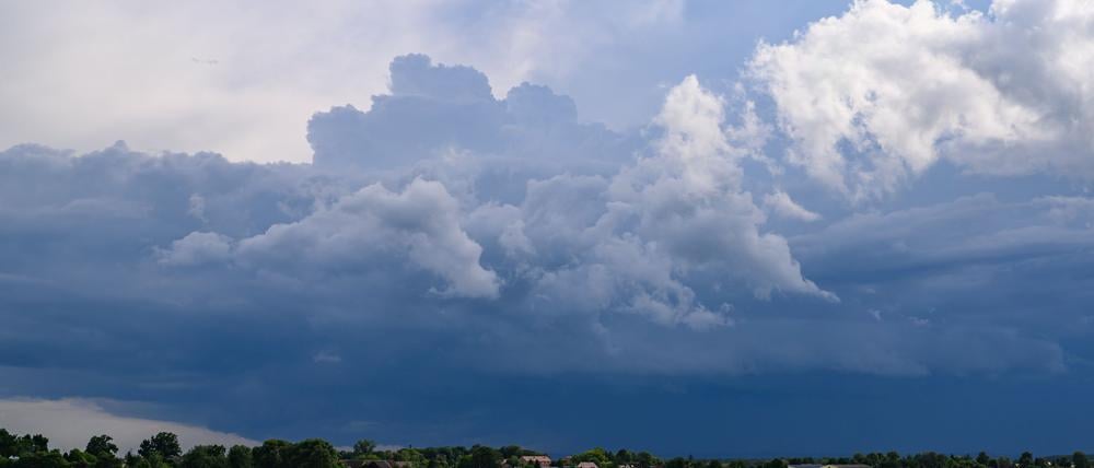 Einzelne Gewitter sollen am Montag über Brandenburg ziehen. (Archivbild)