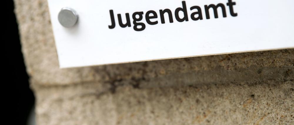 In einer akuten Krisensituation kann das Jugendamt Minderjährige vorübergehend aus der bisherigen Umgebung herausnehmen und an einem sicheren Ort unterbringen. (Archivbild)