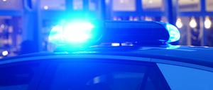  Ein Streifenwagen der Polizei steht mit eingeschaltetem Blaulicht an einem Einsatzort. (Symbolbild)