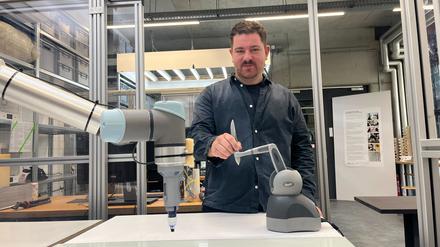 Dominic Eger Domingos führt seinen Roboter UR5.