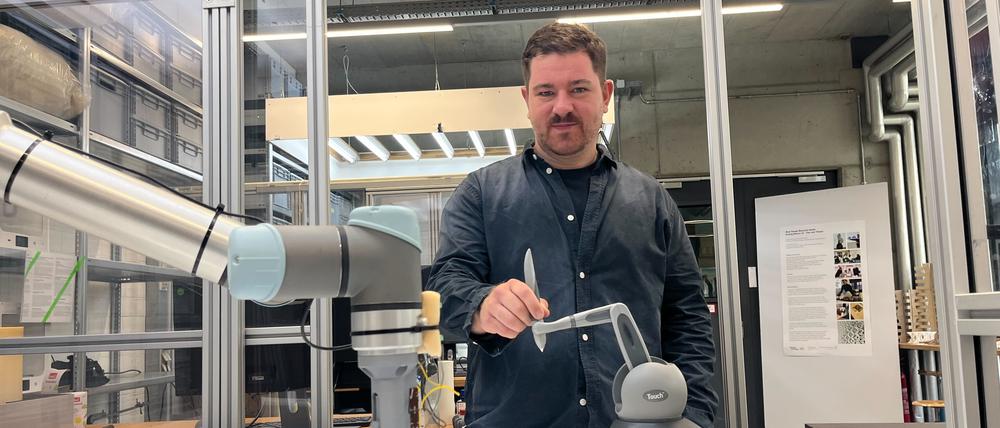 Dominic Eger Domingos führt seinen Roboter UR5.