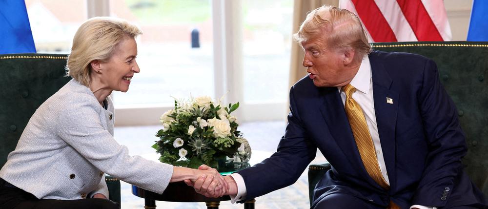 Die Vereinigten Staaten werden künftig Zölle in Höhe von 15 Prozent auf den Großteil der EU-Importe erheben. Zudem verpflichtet das am Sonntag geschlossene Abkommen Europa zum Kauf US-amerikanischer Energieträger und Milliardeninvestitionen.