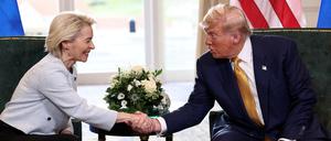Die Vereinigten Staaten werden künftig Zölle in Höhe von 15 Prozent auf den Großteil der EU-Importe erheben. Zudem verpflichtet das am Sonntag geschlossene Abkommen Europa zum Kauf US-amerikanischer Energieträger und Milliardeninvestitionen.
