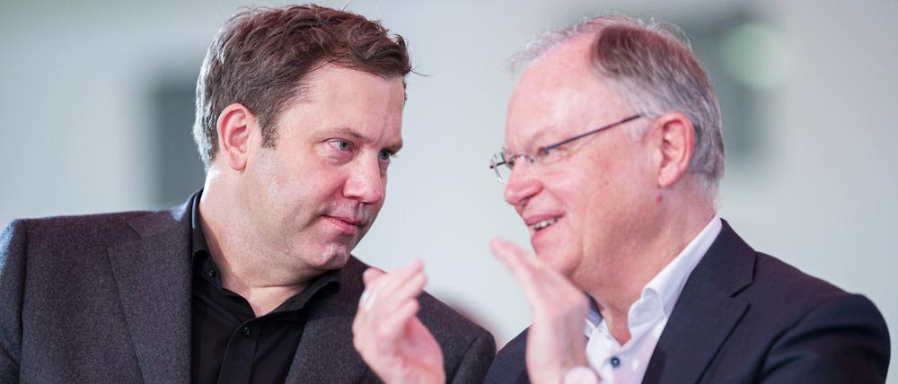 SPD-Chef Lars Klingbeil und Stephan Weil, der die Kommission leiten soll. 