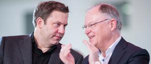 SPD-Chef Lars Klingbeil und Stephan Weil, der die Kommission leiten soll. 