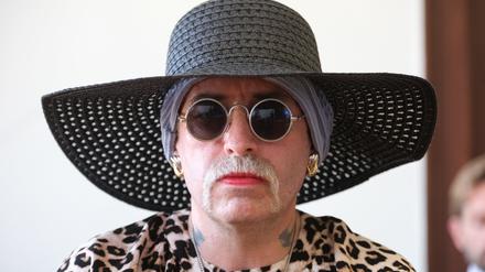 Marla-Svenja Liebich, bekannte Rechtsextremistin, sitzt in einem Saal des Landgerichts. Anlass ist ein Berufungsverfahren wegen gefährlicher Körperverletzung.