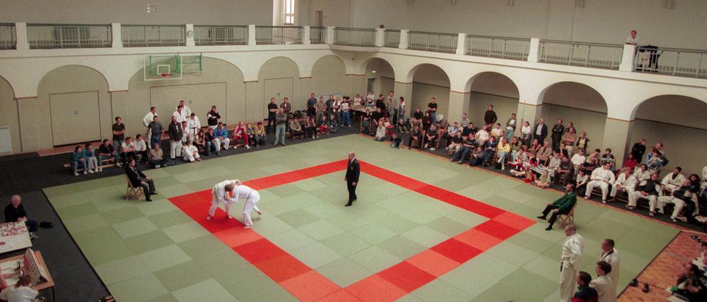 Franz-Mett-Sporthalle ist wegen des einsturzgefährdeten Dachs gesperrt worden. 