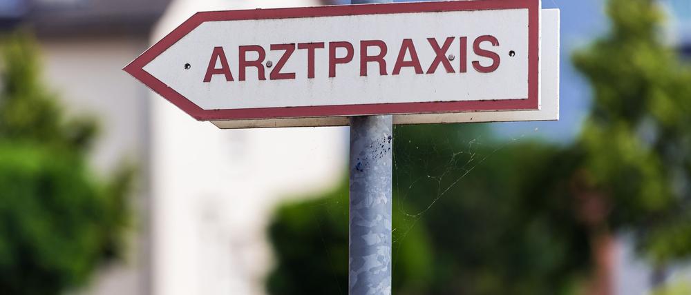 Wer Landärztin oder Landarzt werden will, kann sich auf ein Stipendium bewerben. (Symbolbild)