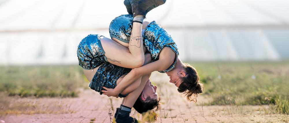 Drei Zelte, eine Freiluftbühne und jede Menge biegsamer Körper beim Berlin Circus Festival.
