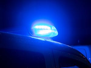 Ein Blaulicht leuchtet auf dem Dach eines Polizeiwagens. (Symbolbild)