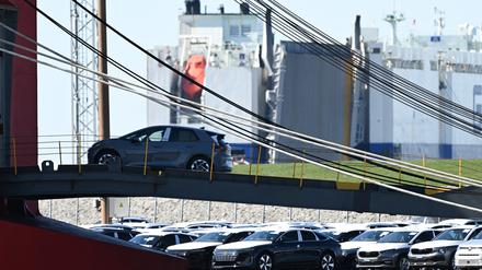 Autos aus dem Volkswagen-Konzern werden zum Export auf einen Autotransporter gefahren.