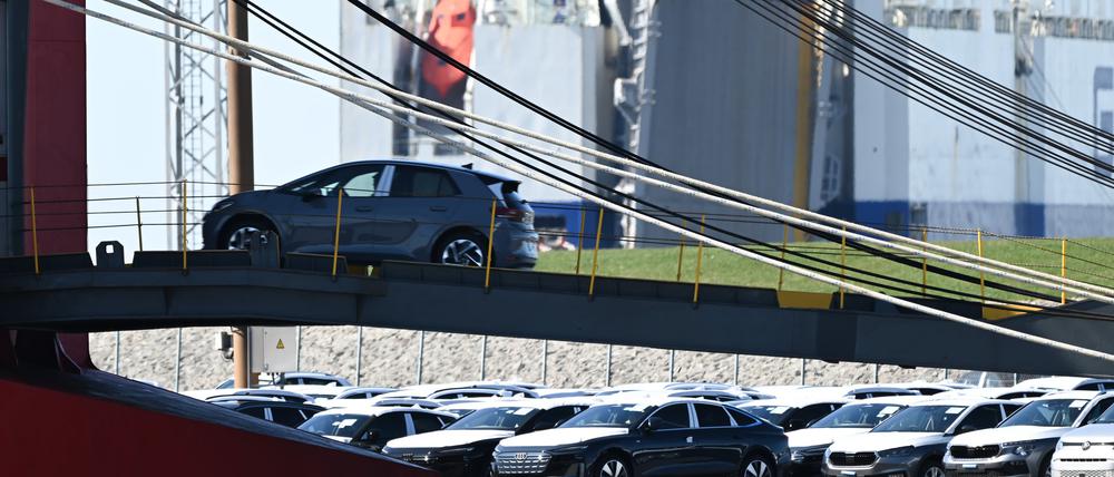 Autos aus dem Volkswagen-Konzern werden zum Export auf einen Autotransporter gefahren.