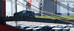 Autos aus dem Volkswagen-Konzern werden zum Export auf einen Autotransporter gefahren.