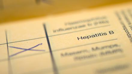 Der Schriftzug „Hepatitis B“  in einem Impfpass (Symbolfoto). Forschende empfehlen, vermehrt gegen Hepatitis B zu impfen und Erwachsene auf Hepatitis C zu testen, um diese frühzeitig zu behandeln.