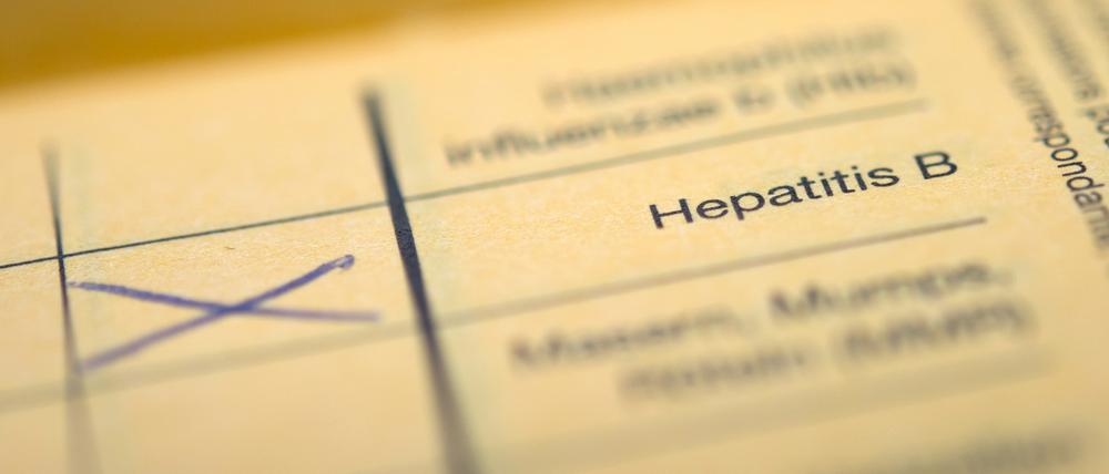 Der Schriftzug „Hepatitis B“ in einem Impfpass (Symbolfoto). Forschende empfehlen, vermehrt gegen Hepatitis B zu impfen und Erwachsene auf Hepatitis C zu testen, um diese frühzeitig zu behandeln.