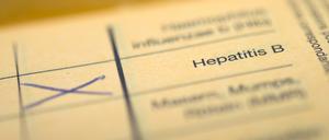 Der Schriftzug „Hepatitis B“  in einem Impfpass (Symbolfoto). Forschende empfehlen, vermehrt gegen Hepatitis B zu impfen und Erwachsene auf Hepatitis C zu testen, um diese frühzeitig zu behandeln.