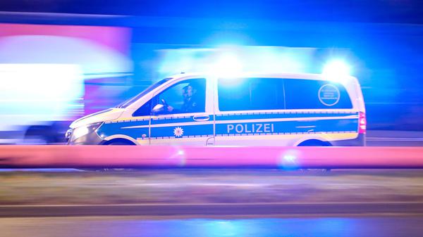 Ein Einsatzfahrzeug der Polizei fährt mit Blaulicht durch eine Straße zu einem Einsatz. (Symbolbild)
