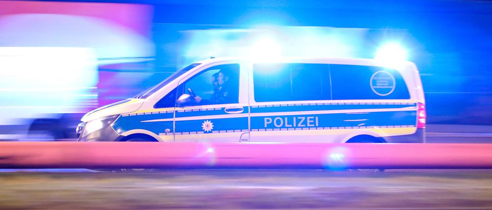 Ein Einsatzfahrzeug der Polizei fährt mit Blaulicht durch eine Straße zu einem Einsatz. (Symbolbild)