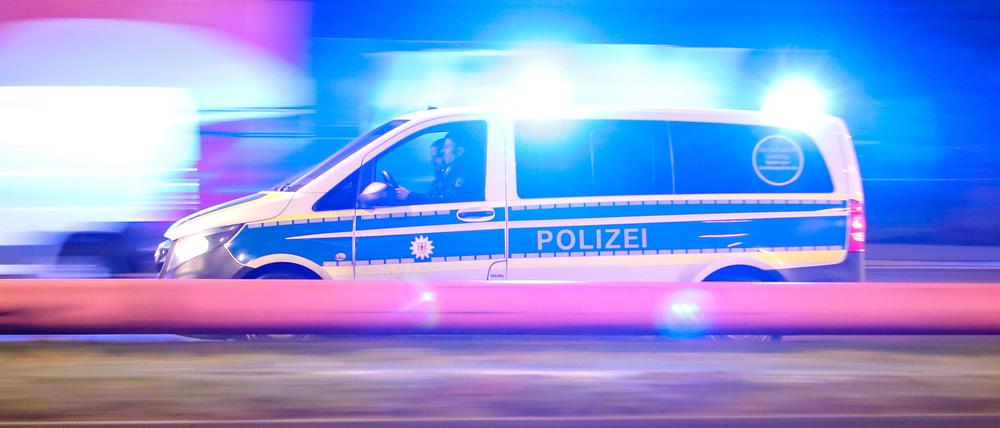 Ein Einsatzfahrzeug der Polizei fährt mit Blaulicht durch eine Straße zu einem Einsatz in Berlin. (Symbolbild)