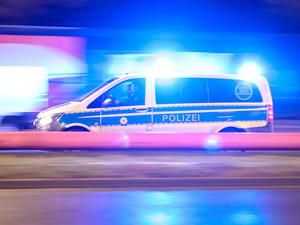 Ein Einsatzfahrzeug der Polizei fährt mit Blaulicht durch eine Straße zu einem Einsatz. (Symbolbild)
