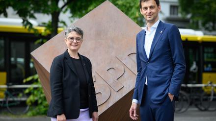 Die Berliner SPD-Landeschefs Nicola Böcker-Giannini und Martin Hikel wollen sich sich bei der Frage der Spitzenkandidatur nicht treiben lassen. (Archivbild)