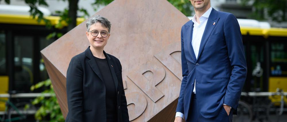 Die Berliner SPD-Landeschefs Nicola Böcker-Giannini und Martin Hikel wollen sich sich bei der Frage der Spitzenkandidatur nicht treiben lassen. (Archivbild)