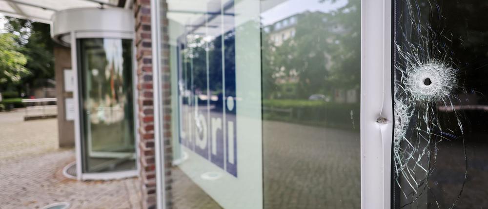 Die Polizei ermittelt nach Schüssen auf das Gebäude eines Buchgroßhändlers in Hamburg-Altona.