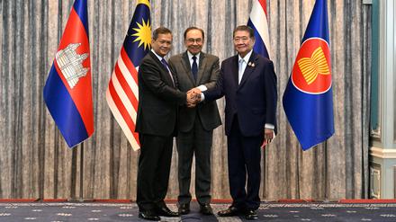 Auf Vermittlung von Malaysias Premier Anwar Ibrahim (M.) haben sich Kambodschas Regierungschef Hun Manet (l.) und Thailands Interims-Premier Phumtham Wechayachai auf eine Waffenruhe geeinigt.
