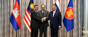 Auf Vermittlung von Malaysias Premier Anwar Ibrahim (M.) haben sich Kambodschas Regierungschef Hun Manet (l.) und Thailands Interims-Premier Phumtham Wechayachai auf eine Waffenruhe geeinigt.