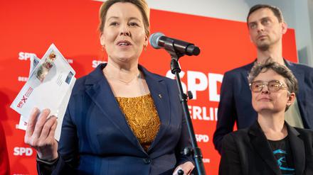 Franziska Giffey (SPD, l-r), Berliner Senatorin für Wirtschaft, Energie und Betriebe, Nicola Böcker-Giannini (SPD), frühere Staatssekretärin, und Martin Hikel (SPD), Neuköllns Bezirksbürgermeister stehen bei einer Pressekonferenz nach der Auszählung der Stimmen zur Wahl einer neuen Doppelspitze der Berliner SPD zusammen.