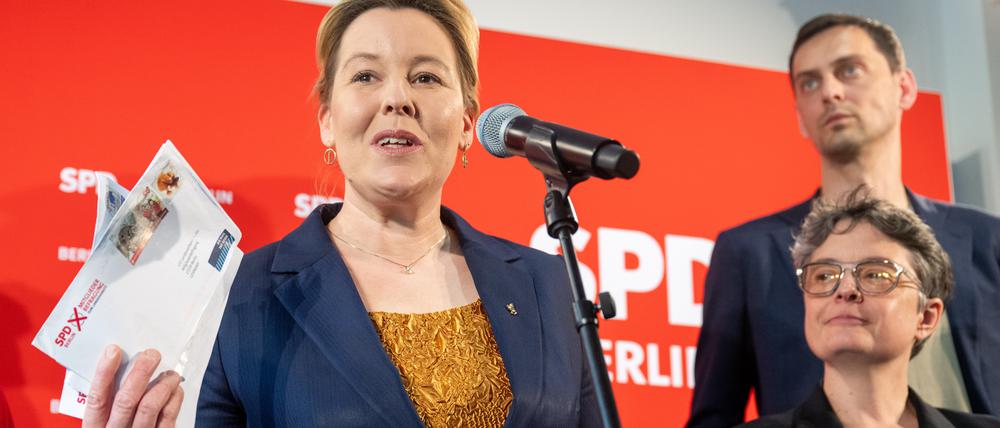 Franziska Giffey (SPD, l-r), Berliner Senatorin für Wirtschaft, Energie und Betriebe, Nicola Böcker-Giannini (SPD), frühere Staatssekretärin, und Martin Hikel (SPD), Neuköllns Bezirksbürgermeister stehen bei einer Pressekonferenz nach der Auszählung der Stimmen zur Wahl einer neuen Doppelspitze der Berliner SPD zusammen.