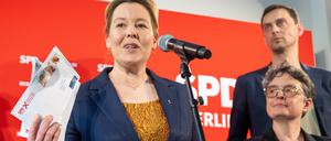 Franziska Giffey (SPD, l-r), Berliner Senatorin für Wirtschaft, Energie und Betriebe, Nicola Böcker-Giannini (SPD), frühere Staatssekretärin, und Martin Hikel (SPD), Neuköllns Bezirksbürgermeister stehen bei einer Pressekonferenz nach der Auszählung der Stimmen zur Wahl einer neuen Doppelspitze der Berliner SPD zusammen.