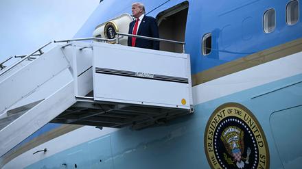 US-Präsident Donald Trump steigt aus der Air Force One in Glasgow.