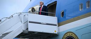 US-Präsident Donald Trump steigt aus der Air Force One in Glasgow.
