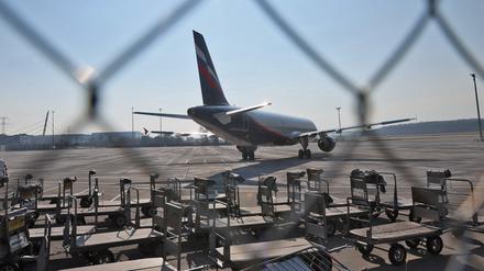 Ein Airbus A321-211 der russischen Fluggesellschaft Aeroflot mit der Registrierung VP-BOE steht auf einem Langzeitparkplatz am Flughafen Cointrin in Genf, Schweiz, am 9. März 2022.