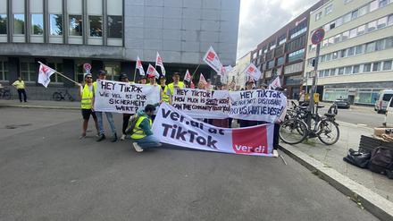 Beschäftigte von TikTok zeigten am Montag vor dem Arbeitsgericht Flagge.