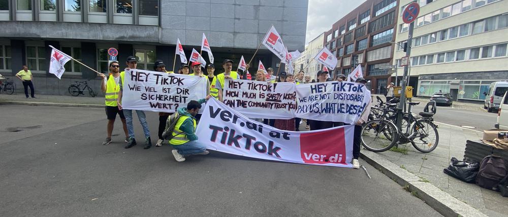 Beschäftigte von TikTok zeigten am Montag vor dem Arbeitsgericht Flagge.