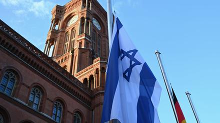 Israels Flagge weht schon länger vor dem Roten Rathaus neben anderen Fahnen. (Archivbild)