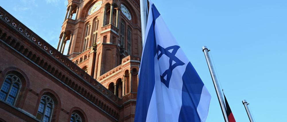Israels Flagge weht schon länger vor dem Roten Rathaus neben anderen Fahnen. (Archivbild)