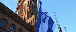 Israels Flagge weht schon länger vor dem Roten Rathaus neben anderen Fahnen. (Archivbild)