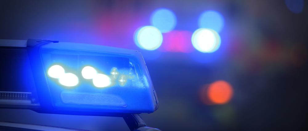 Ein Polizeiauto mit Blaulicht (Symbolfoto).