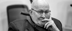 Horst Mahler beim Prozess wegen Volksverhetzung und Leugnung des Holocaust in Brandenburg/Havel 2022. Die Verhandlung wurde später aus Gesundheitsgründen abgebrochen. 