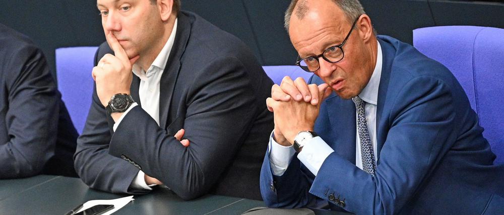 Die Lücke im Haushalt ist durch Kompromisse von SPD und Union größer geworden - Finanzminister Lars Klingbeil (SPD) und Kanzler Friedrich Merz (CDU) dürften nun noch einige Verhandlungen bevorstehen. (Archivbild)